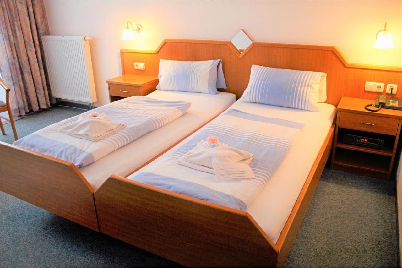 Waldhotel Feldbachtal ノイウハウス・アム・レンヴェーク エクステリア 写真