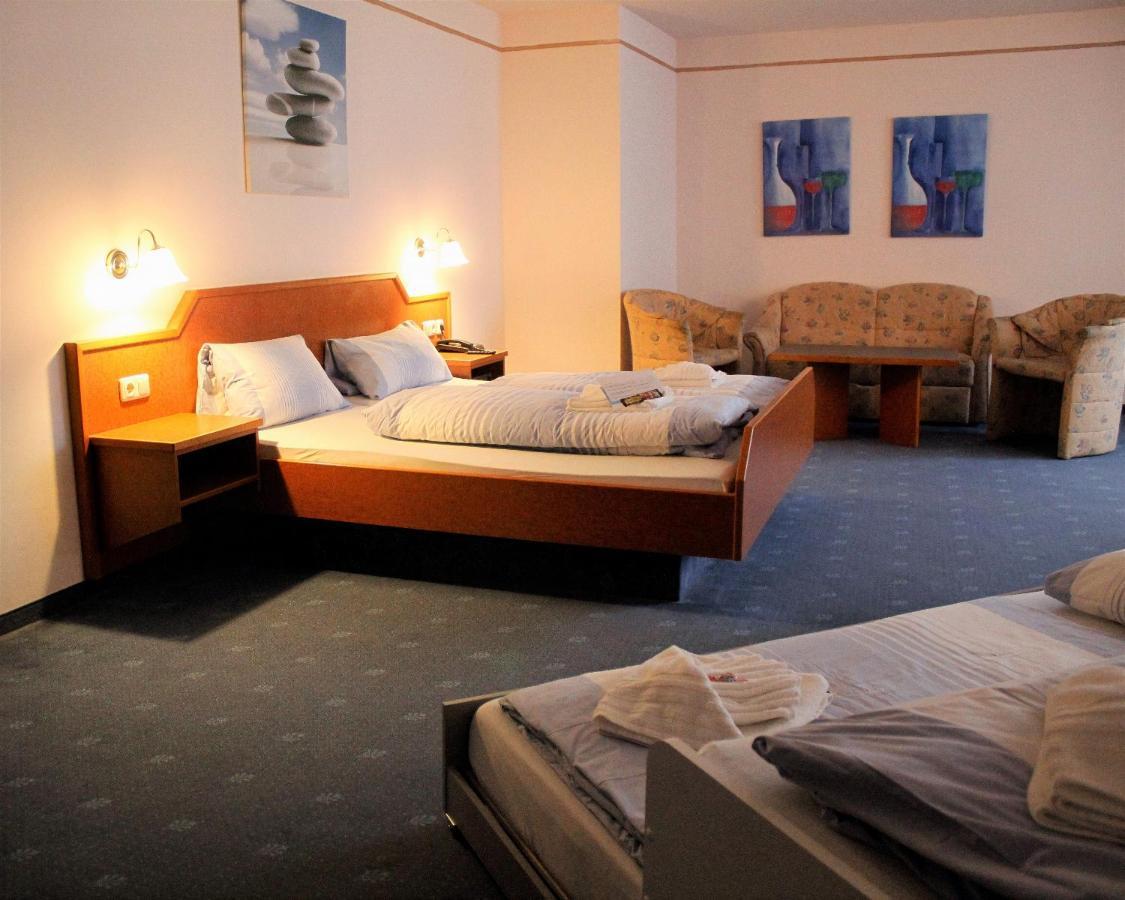 Waldhotel Feldbachtal ノイウハウス・アム・レンヴェーク エクステリア 写真