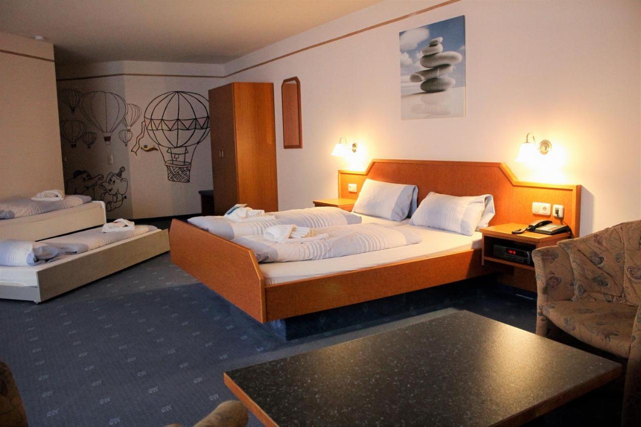 Waldhotel Feldbachtal ノイウハウス・アム・レンヴェーク エクステリア 写真